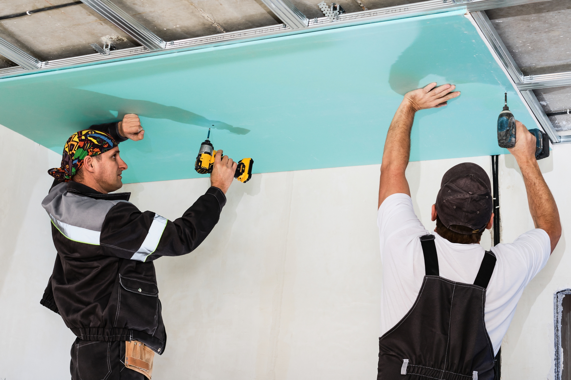 plasterboard-installers-men-assembling-drywall-false-ceiling-simple-affordable-renovation-premises_2000x1333.jpg (1.52 MB)